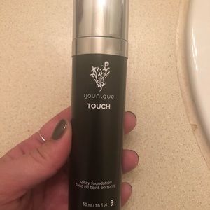 Younique spray foundation in the shade Taffeta